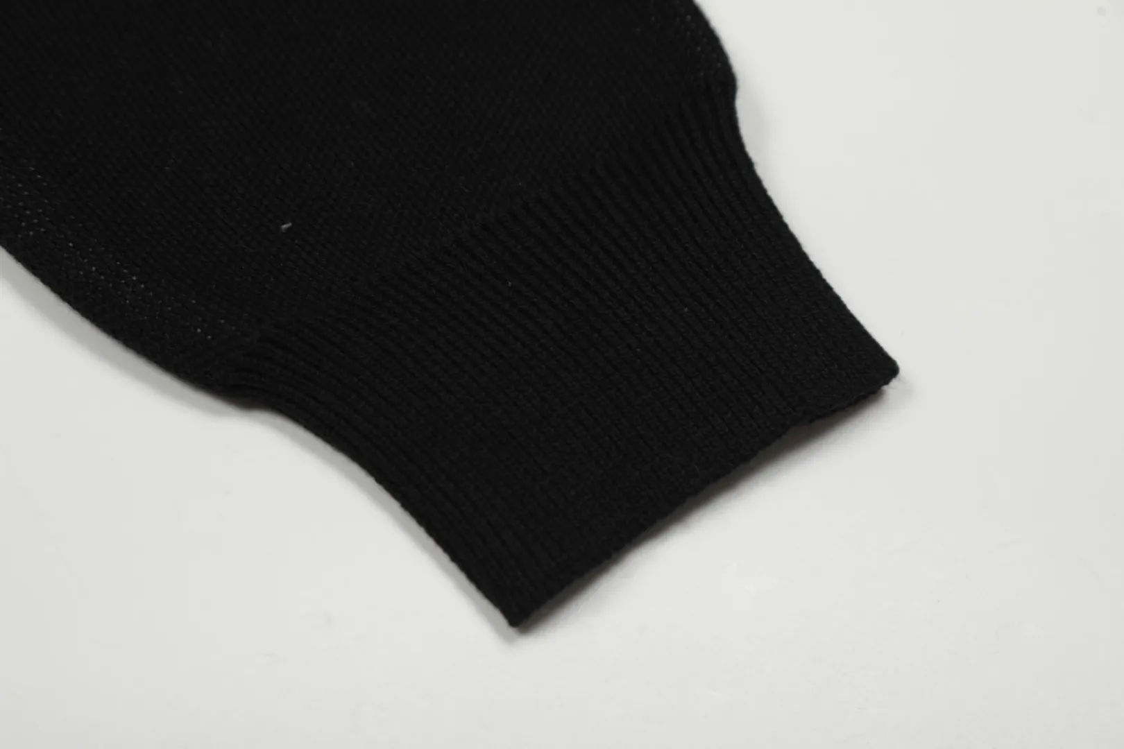 P250 Top quality" Style number: DS164# (not off the shelves all year round) [Ralph Lauren autumn and winter Malaysia embroidered logo knitted POLO lapel sweater] ✅Ralph Lauren Ralph Lauren classic basic lapel POLO same style knitted autumn and winter sweater for men and women ✅Main supplier platform live broadcast Wholesale entity Replenish when out of stock Not off the shelf ✅ZP quality 1:1 version Scan the code to enter the GF website Counter quality ✅Detailed quality is the only one in Guangzhou Imported quality cotton yarn, 750g weight, focusing on high-end, cost-effective, good quality, needless to say, ✅The version is restored to the original order, the maximum size can be worn up to 190 pounds, loose, comfortable and stress-free, ✅The upper body is simple and easy to match, a must-have for male gods. Good-looking clothes are never picky. A must-have in couples' wardrobes. Size: S-XL. Color: Milk white, gray, black and white, black and red, navy white label, navy red label